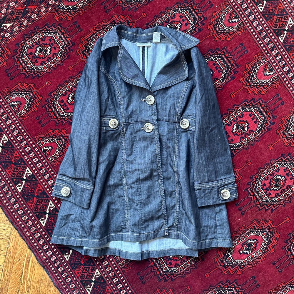 Petite sophisticate grey trench with tortoise shell buttons and pleating detail
